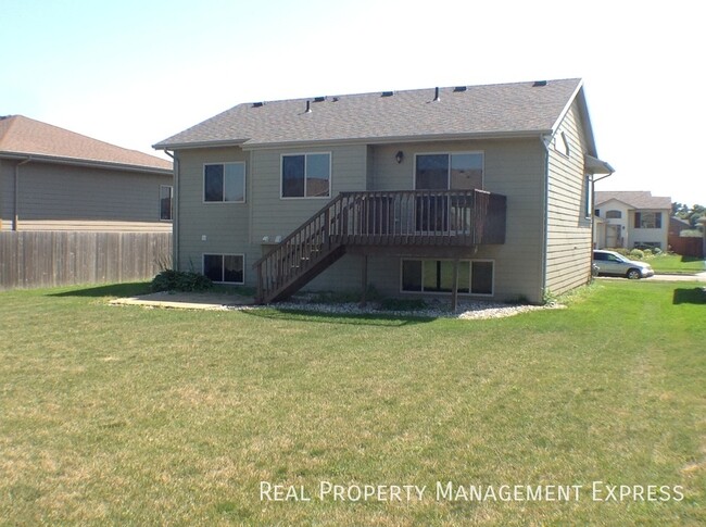 Building Photo - Spacious 4 Bedroom 2 Bathroom Single Famil...