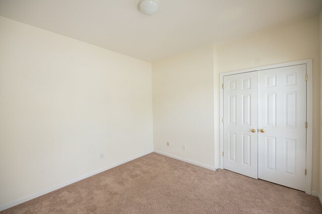 Building Photo - Spacious beautiful 4 bedroom 2.5 bath home  In Greensboro with an office/upstairs loft/ sunroom/ ...