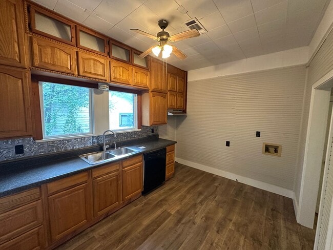 Building Photo - Welcome to your dream home in Russellville, AR!