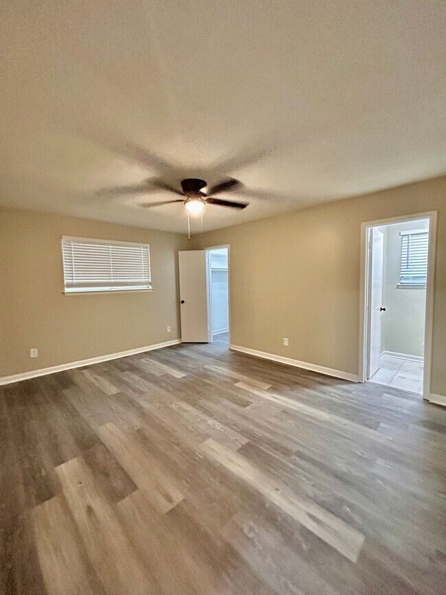 Building Photo - Cute 2-bedroom 1.5 bath duplex in Mid-Town