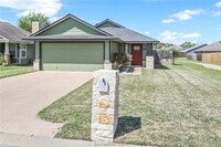 Building Photo - 916 Crested Point Dr