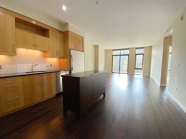 Building Photo - Fantastic 11th Floor Westerly Condo with C...