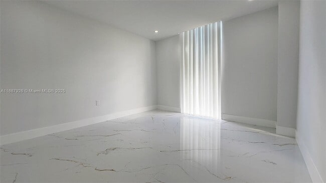 Building Photo - 3301 N Country Club Dr