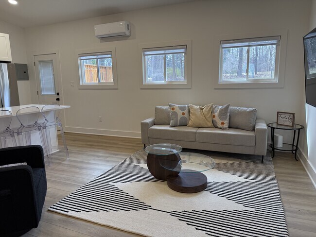 Building Photo - 8625 Cedarbrook Dr