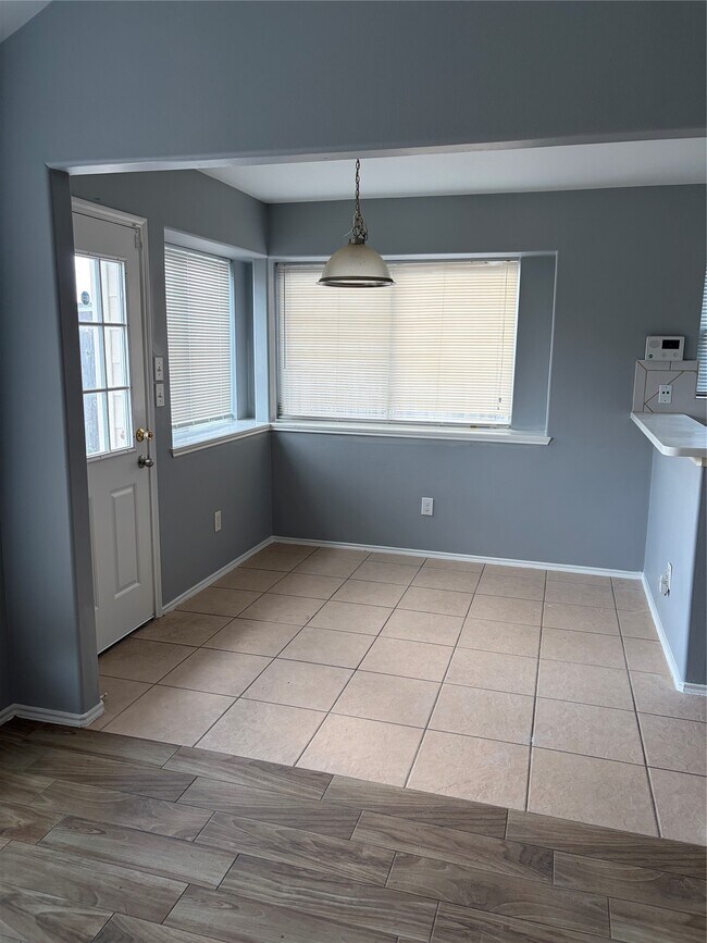 Building Photo - 7214 Crescent Mills Dr