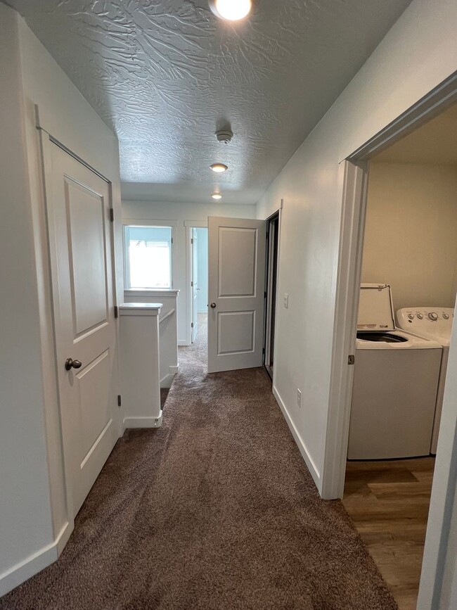 Building Photo - Beautiful Modern Townhome