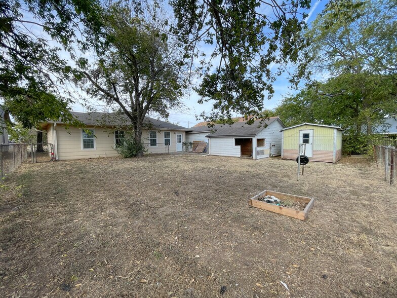 Building Photo - 1306 W 11th St