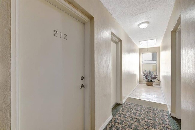 Building Photo - 2400 NE 33rd Ave