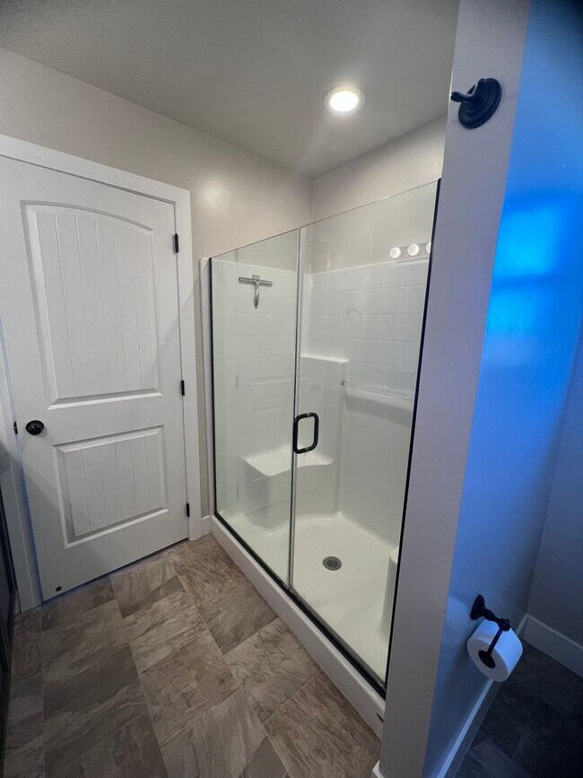 Building Photo - Located in Meadow Crest- 3 bedrooms 3 baths- 1/2 Off first month