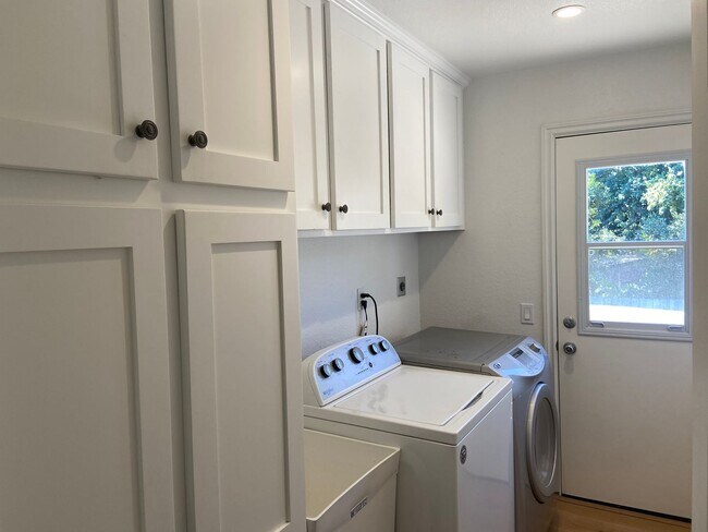 Building Photo - 4 Bedroom Encinitas home with Views!