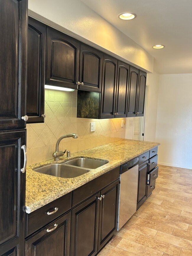 Building Photo - Gorgeous condo with Amazing Views!