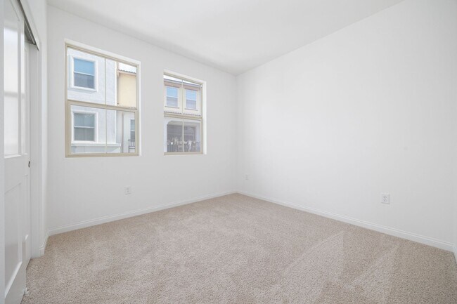 Building Photo - 1749 Laurelwood Wy