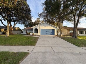 Building Photo - Perfect 3 bed 2 bath with huge fenced back...