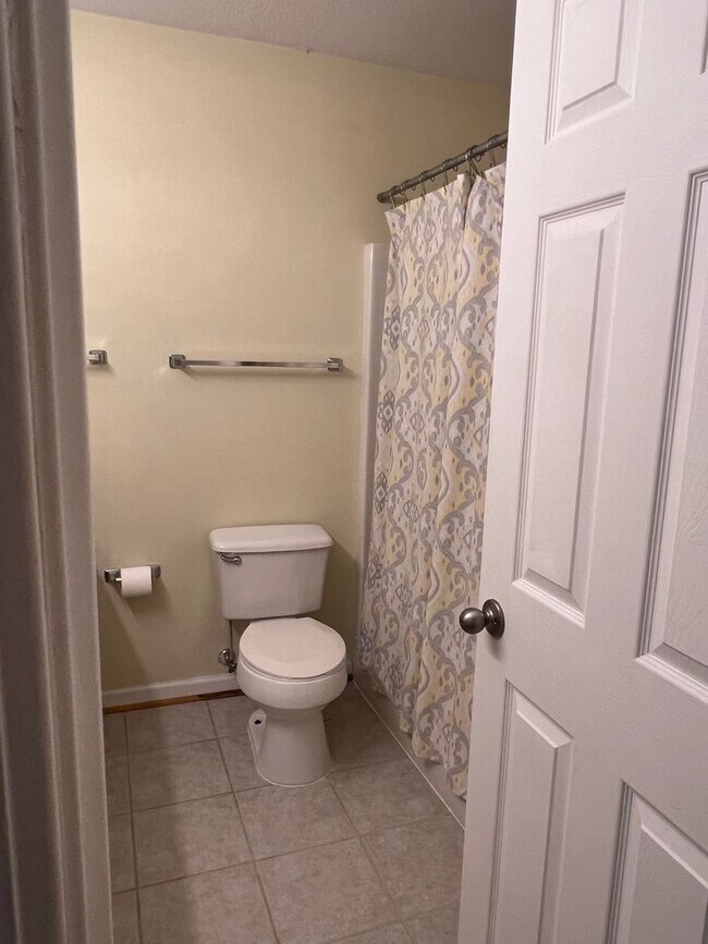 Building Photo - Lovely 3 bedroom/2 bathroom, Convenient Ro...