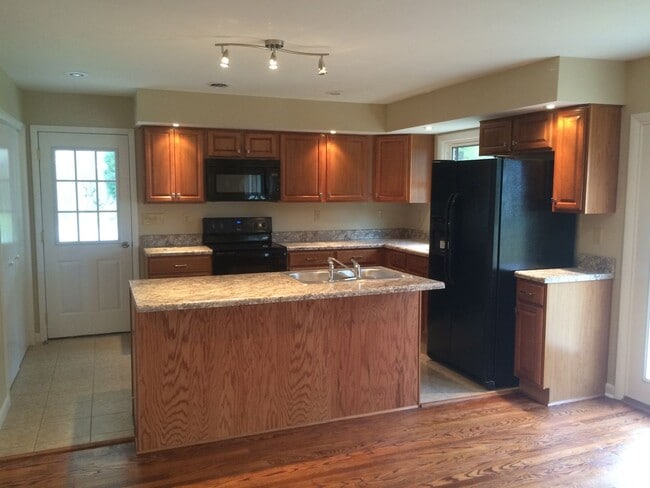Building Photo - Charming 4 Bedroom / 2 Bathroom Home Brist...