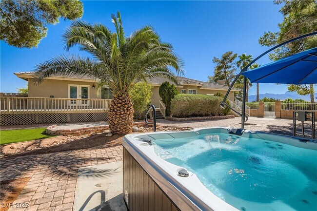Building Photo - 6690 N Torrey Pines Dr