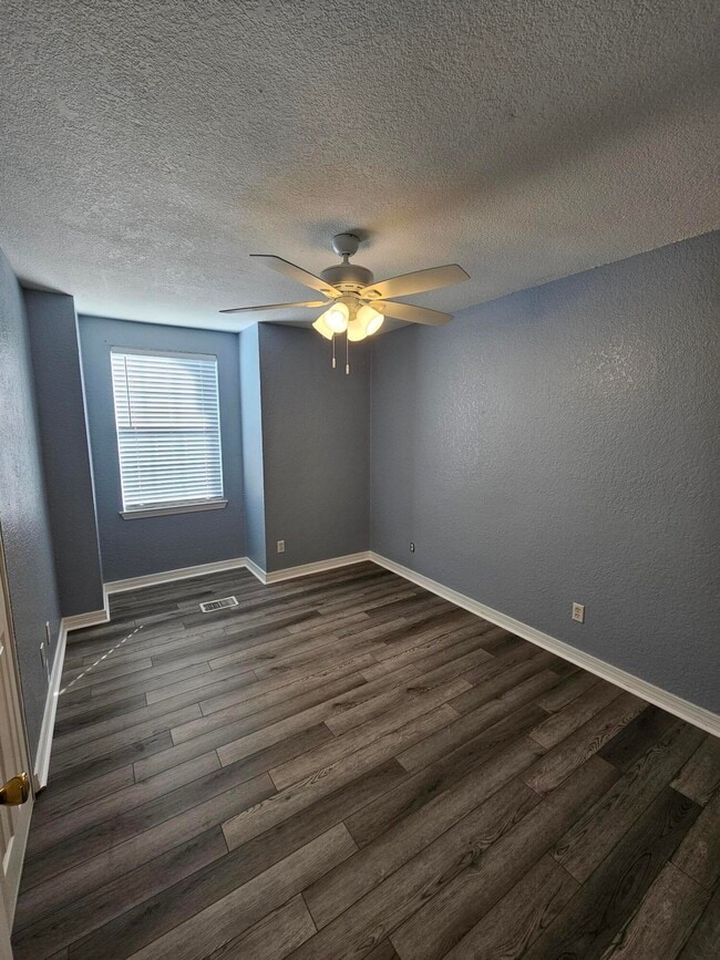 Building Photo - 1077 Woodlore Cir