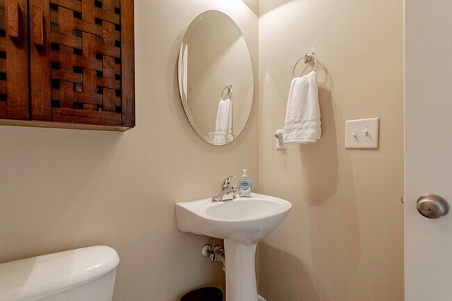 Building Photo - Furnished Rental