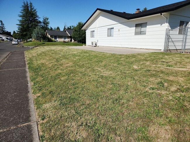 Building Photo - 2 Bedroom 1.5 Bath Washer Dryer Included i...