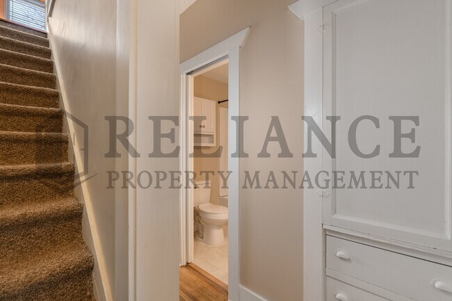 Building Photo - 410 S Estelle St