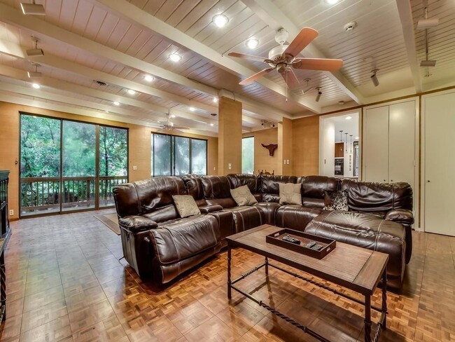 Building Photo - 800 Leonard St