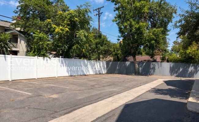 Building Photo - 1 Bed/1 Bath Condo with Garage Parking / Available Now!