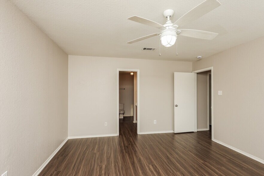 Building Photo - 1011 Caliente Dr