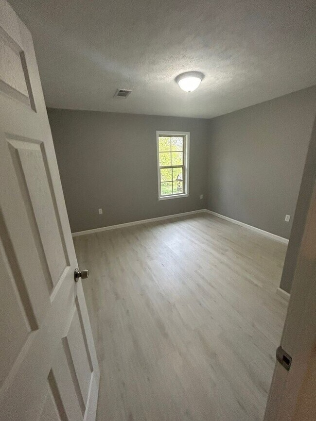 Building Photo - 204 Eastcrest Dr