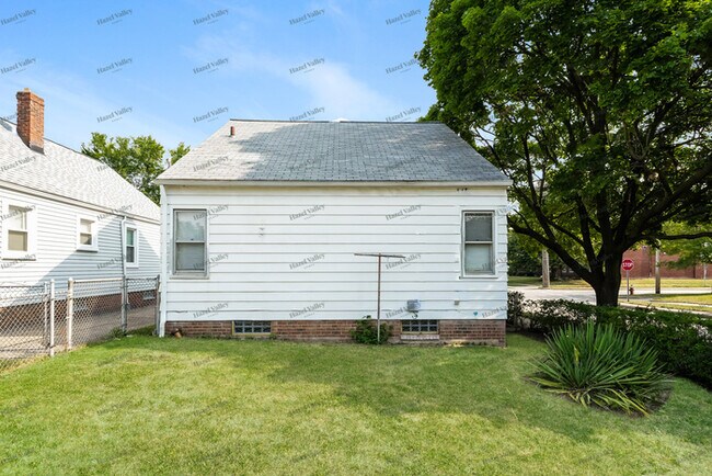 Building Photo - 11401 Western Ave