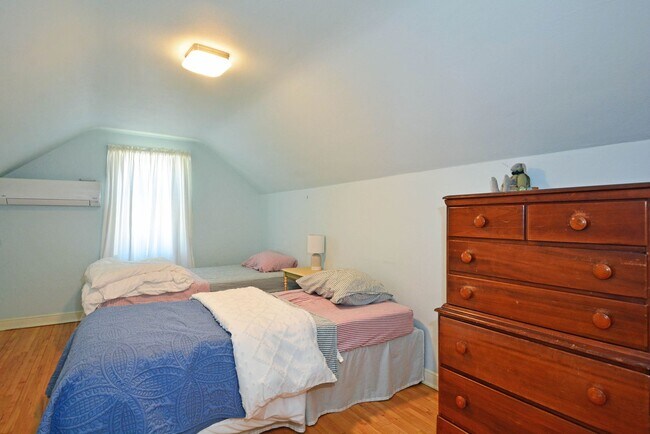 Building Photo - Cozy 2-Bed 2-Bath Home in St. Paul - Available Now!