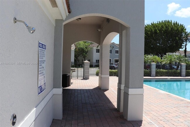 Building Photo - 2940 SE 15th Terrace