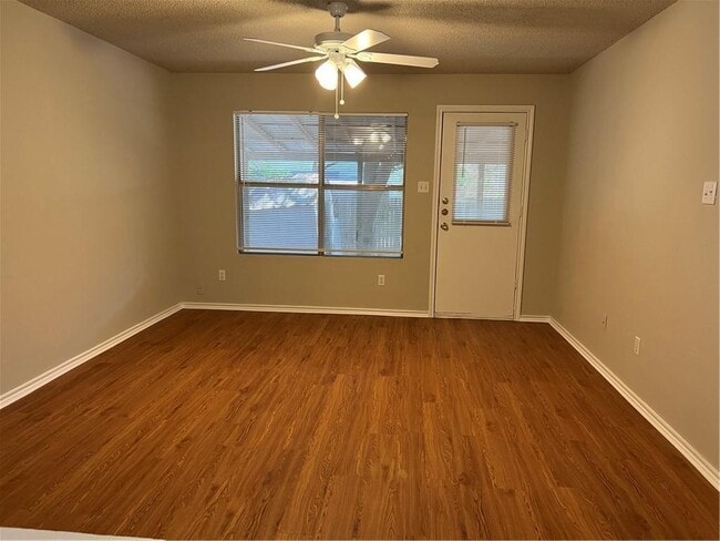 Building Photo - 901 Calico Dr