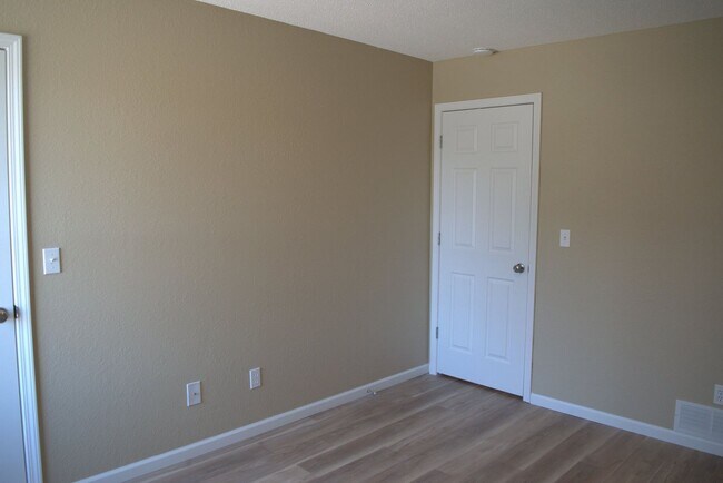 Building Photo - 1309-1311 Godas