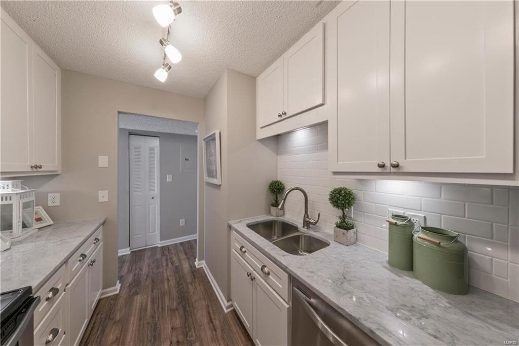 Building Photo - 1431 Thrush Plz