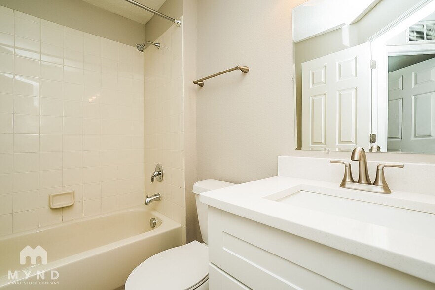 Building Photo - 8721 Persea Ct