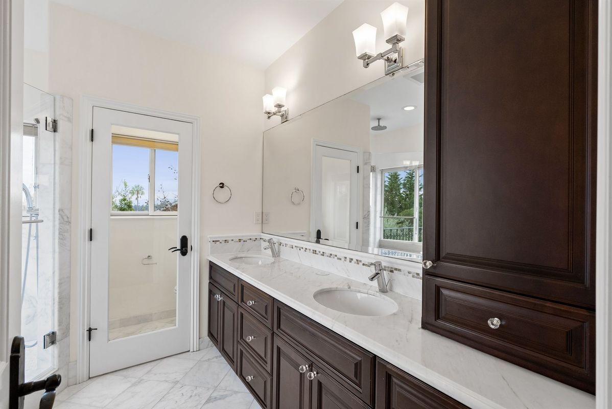 Building Photo - 512 Lakeview Way