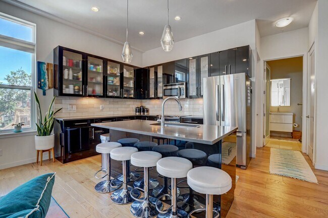Building Photo - 2 bedroom 2 bath Penthouse apartment in Wa...