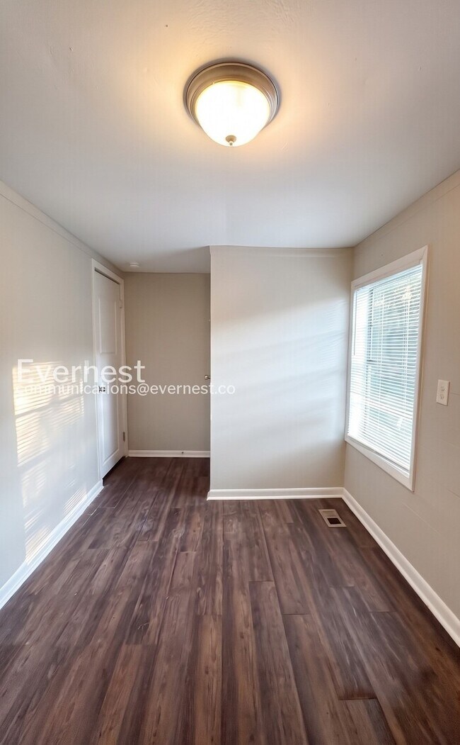 Building Photo - 3-Bedroom Home with Off-Street Parking / Pet-Friendly / Vouchers Accepted / Available Now!