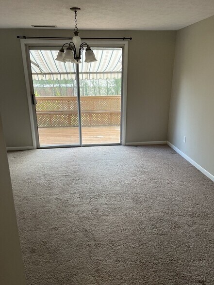 Dining area - 530 Whispering Hills Dr