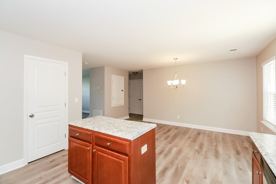 Building Photo - 2113 Anchor Ct