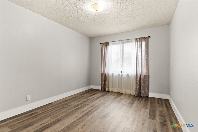 Building Photo - 2606 Lake Rd