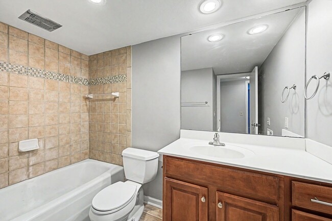 Building Photo - Fantastic 1BR/1BA condo in the desirable Georgetown Condominiums in the heart of Green Hills!