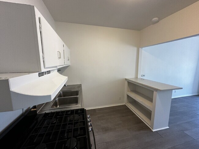 Building Photo - "Charming 1-Bedroom Retreat in Denver's Heart - Perfect Blend of Comfort & Convenience!