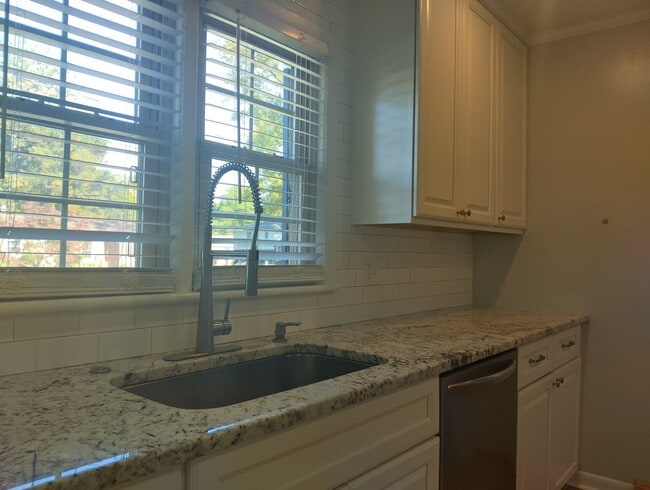 Building Photo - 13 Bosch Ln