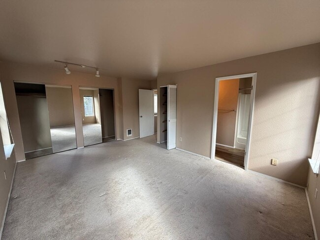 Building Photo - 3 Bed 2.5 Bath House In Leschi