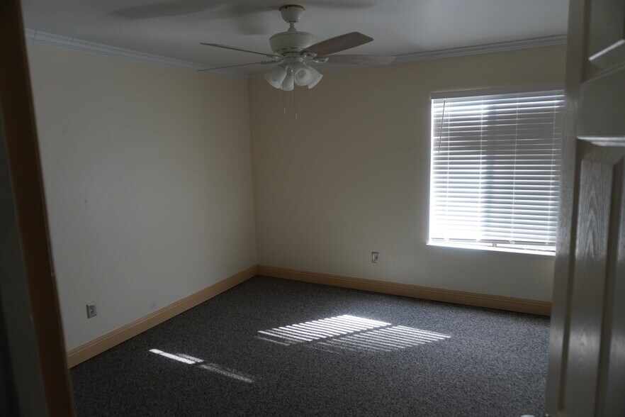 2nd bedroom with ceiling fan. - 6518 Embarcadero Dr