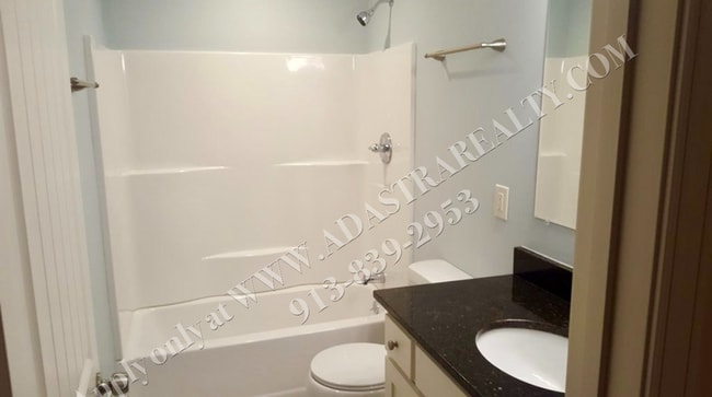 Building Photo - Remodeled 3 Bed 1 Bath Duplex in Overland ...