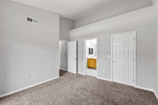 Building Photo - Gorgeous Two Bedroom Windmill Creek Condo!
