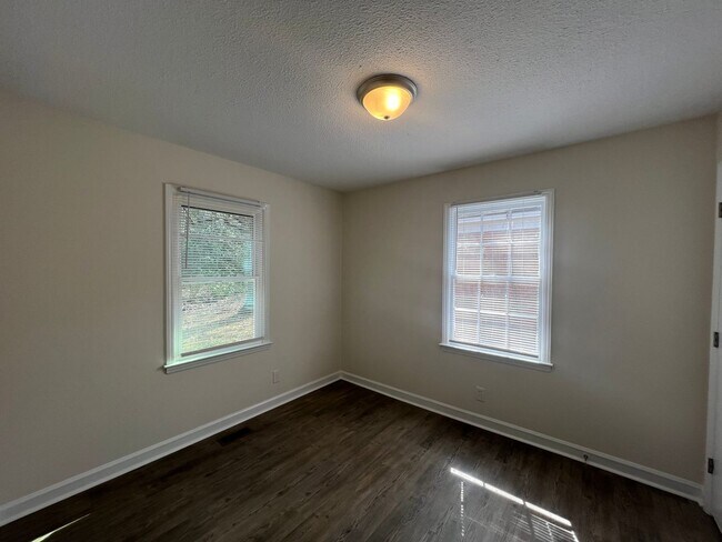 Building Photo - 3 Bedroom close to Uptown