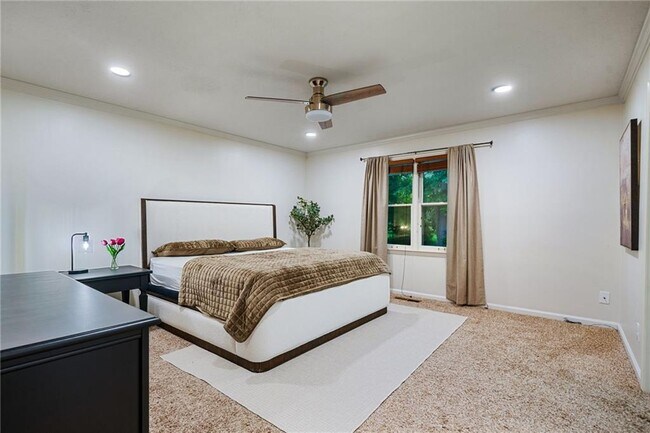 Building Photo - 10965 Pinehigh Dr